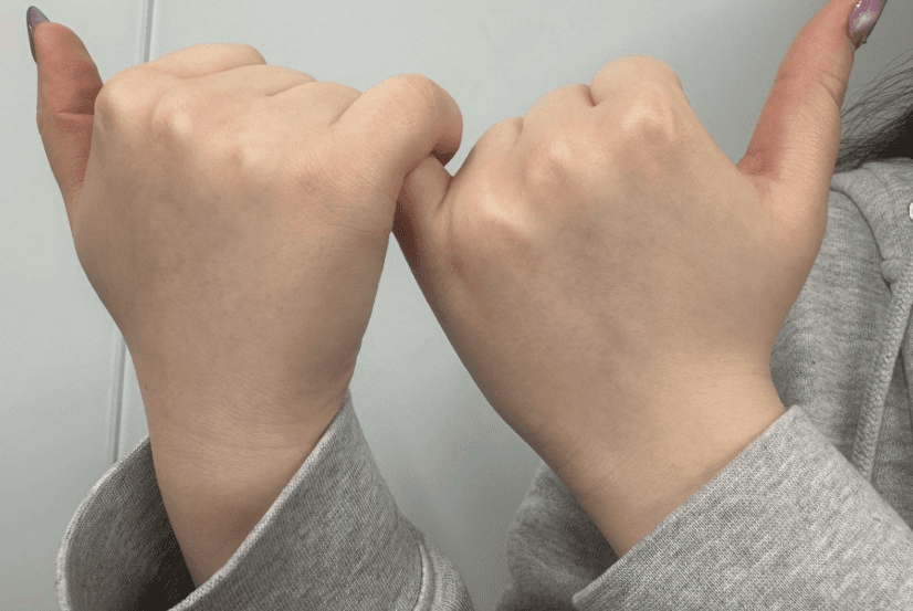 手を取り合う絆